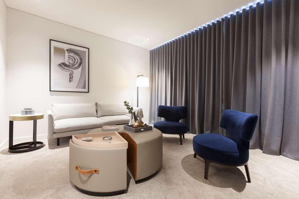 สกาย สวีท กรีนสแควร์ Hotel ซิดนีย์ ห้อง รูปภาพ A living room at The Ivy Collection