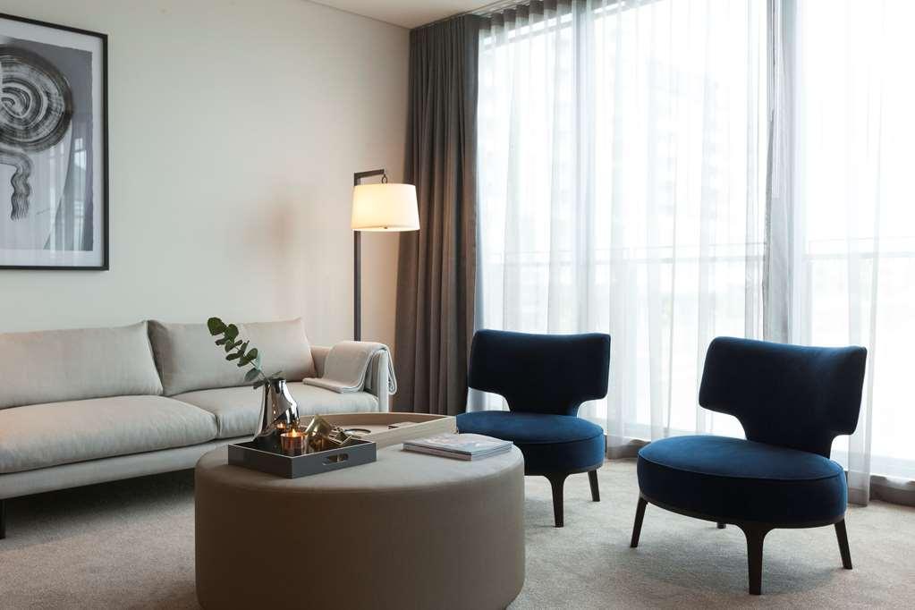 สกาย สวีท กรีนสแควร์ Hotel ซิดนีย์ สิ่งอำนวยความสะดวก รูปภาพ A living room at The Standard East Village