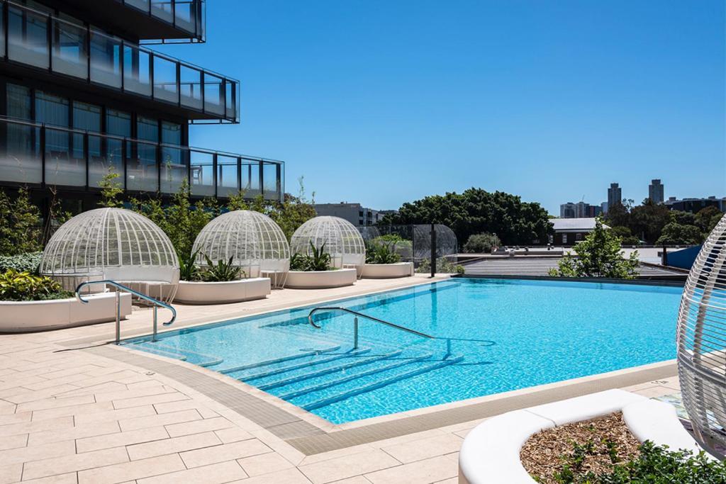 สกาย สวีท กรีนสแควร์ Hotel ซิดนีย์ ภายนอก รูปภาพ The rooftop pool at The Standard East Village