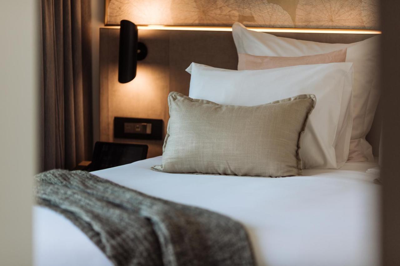 สกาย สวีท กรีนสแควร์ Hotel ซิดนีย์ ภายนอก รูปภาพ A bed with a throw