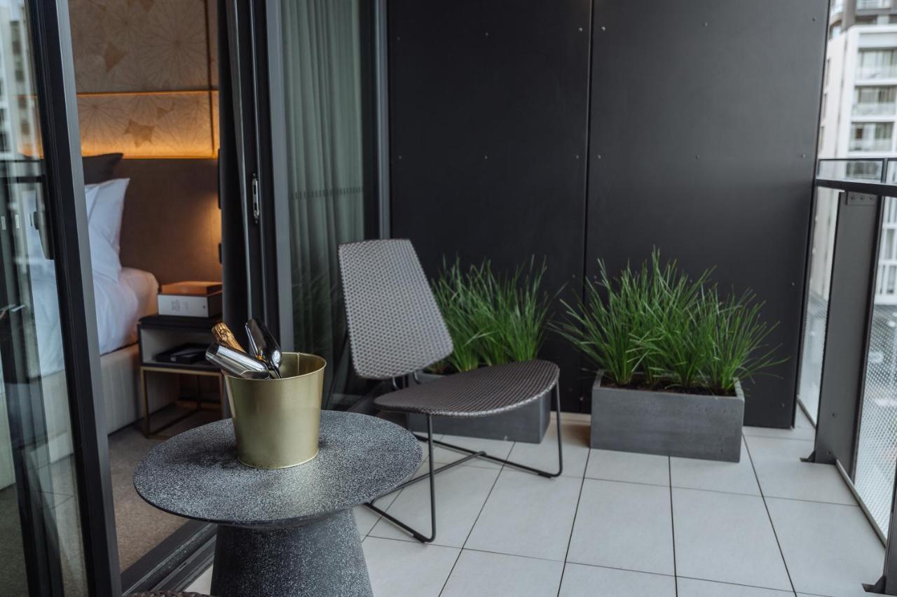 สกาย สวีท กรีนสแควร์ Hotel ซิดนีย์ ภายนอก รูปภาพ A balcony in a hotel room
